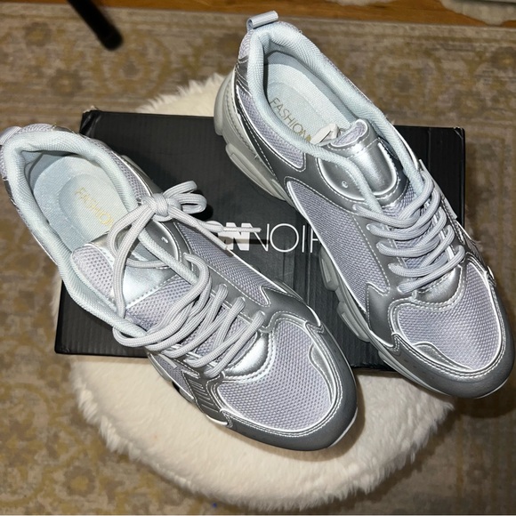 Comet Metallic Lace Up Sneakers - Silver - Sz 11 - Picture 4 of 7